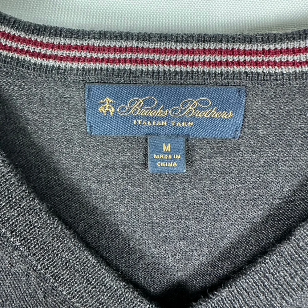 Brooks Brothers Italian Yarn Gray Knit V-Neck Sweater Merino Wool Mens size M